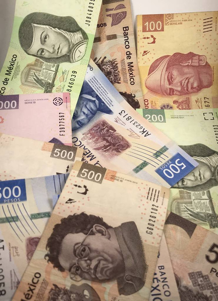 Peso mexicano contas isoladas em fundo branco
 - Foto, Imagem