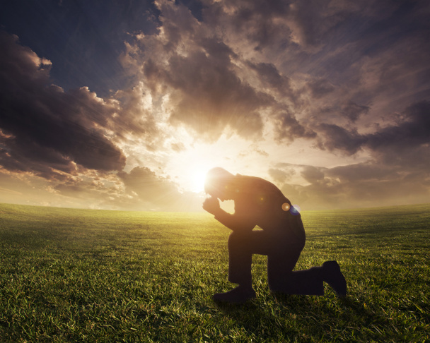 προσεύχεται στο ηλιοβασίλεμα - Φωτογραφία, εικόνα
