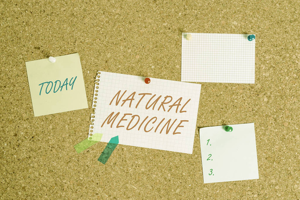 自然医学を示すメモを書く。ビジネス写真は、治癒または病気の治療の様々なシステムのいずれかを示すコークボードサイズの紙のサムタックシート看板掲示板. - 写真・画像