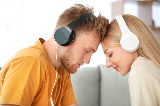 自宅で音楽を聴く若いカップル - 写真・画像