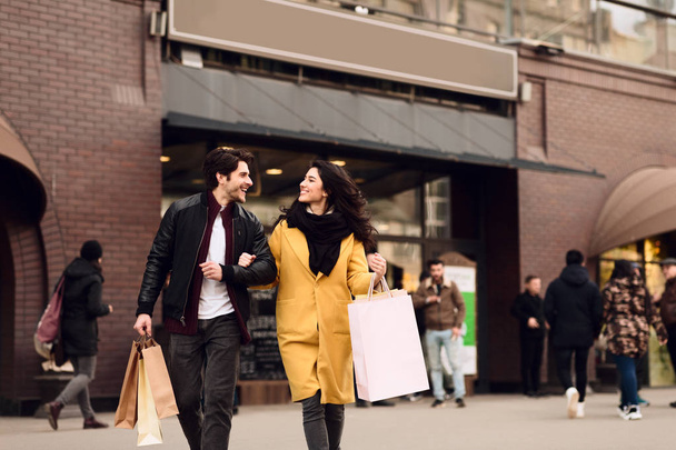 Zufriedenes Paar shoppt gemeinsam in City Mall - Foto, Bild