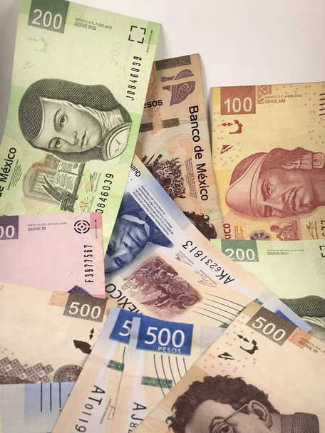 Mexické peso je izolované na bílém pozadí - Fotografie, Obrázek