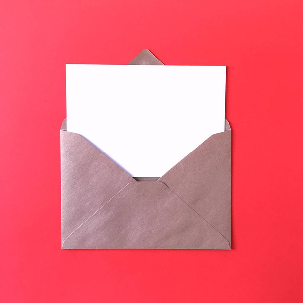 Carte postale vierge à plat rouge avec enveloppe maquillée
 - Photo, image