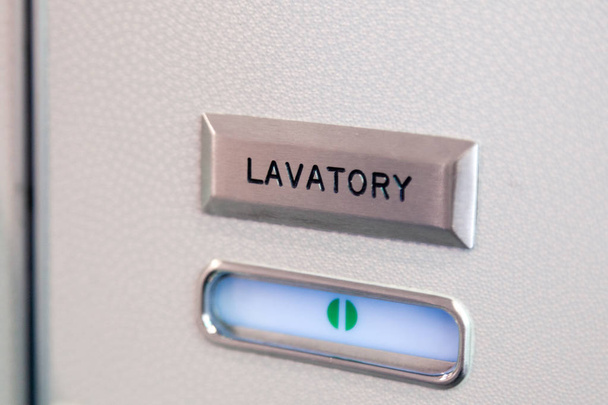 Signo verde vacante, símbolo vacante en la puerta del inodoro de un avión. R
 - Foto, Imagen