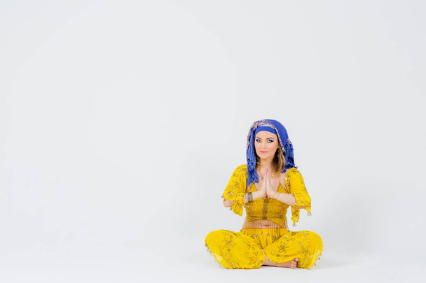 Beautiful woman arabian turkish oriental in carnival yellow costume - Foto, afbeelding
