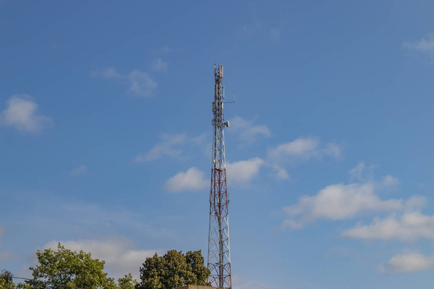 Cellulaire repeater, mast voor het uitzenden van draadloze communicatie en het Internet - Foto, afbeelding