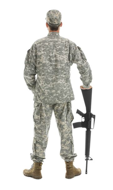 Στρατιώτης με τουφέκι επίθεσης σε λευκό φόντο, πίσω όψη - Φωτογραφία, εικόνα