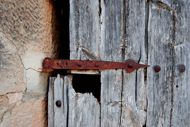 Staré dveře s rezavým šroubem, zaměřit. Rezavělé, oxidované. Závěs. Staré dřevo. - Fotografie, Obrázek