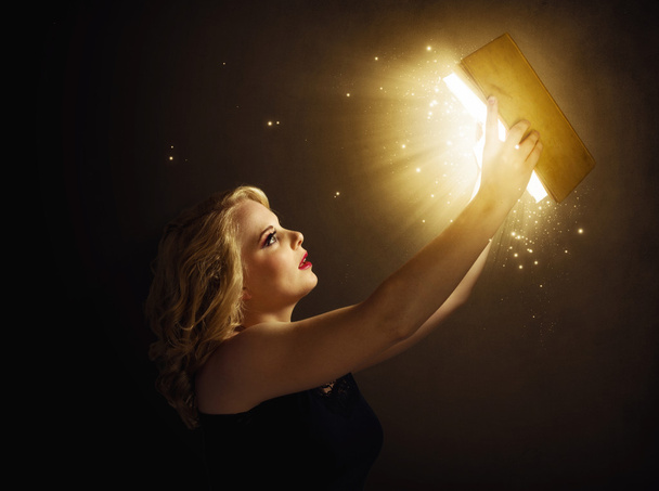 Mulher com livro de magia
 - Foto, Imagem