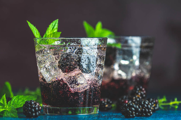 Cold summer berry drink with blackberries. Refreshing summer dri - Foto, Imagen