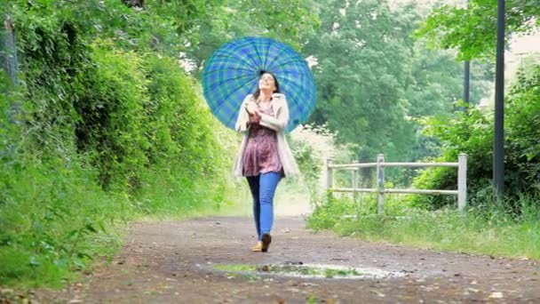 Mujer feliz bailando con paraguas
 - Metraje, vídeo