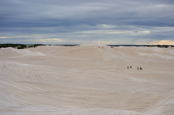 Paisaje de dunas en un lugar desértico cerca de la playa Australia
 - Foto, imagen