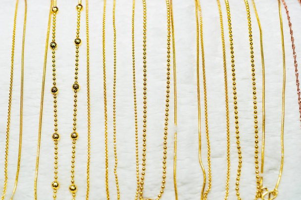 Mnoho stříbrných a zlatých náhrdelníku, luxusní módní příslušenství v obchodě - Fotografie, Obrázek