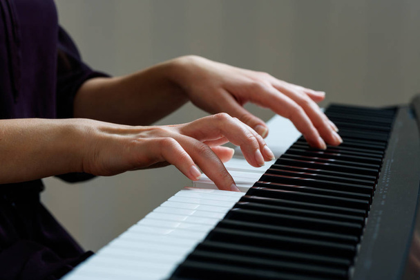 ピアノを弾く若い女性 - 写真・画像