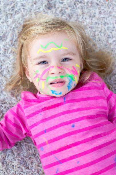 ребенок с краской на лице
 - Фото, изображение
