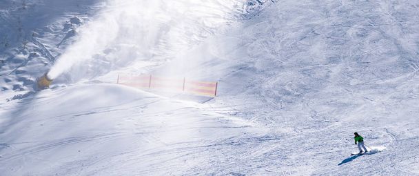 skier going down the mountain - Foto, Imagen