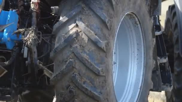 Roter Traktor pflügt den Boden - Filmmaterial, Video