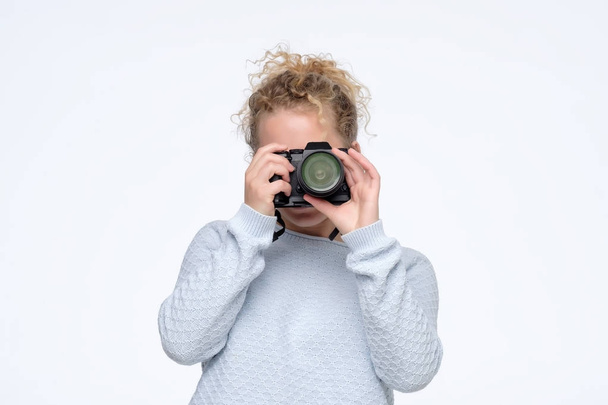 Young caucasian blonde woman with curly hair using camera. - Fotoğraf, Görsel