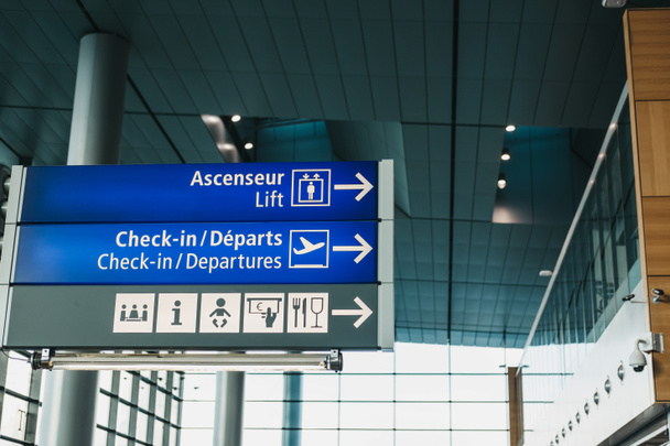 Panneaux directionnels vers les installations d'un aéroport
. - Photo, image