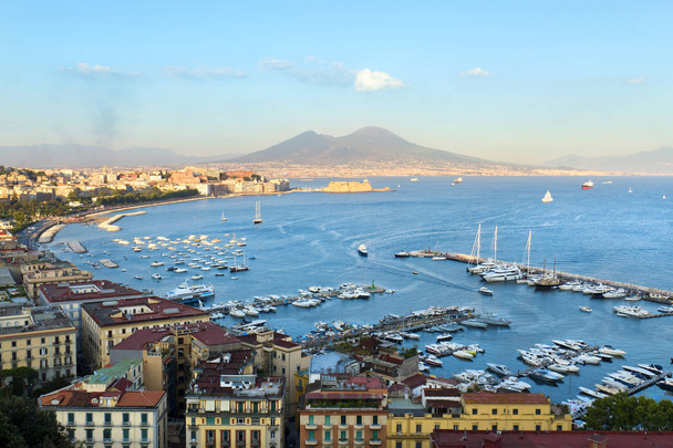 Panorama z Neapolu, widok na port w zatoce neapolitańskiej - Zdjęcie, obraz