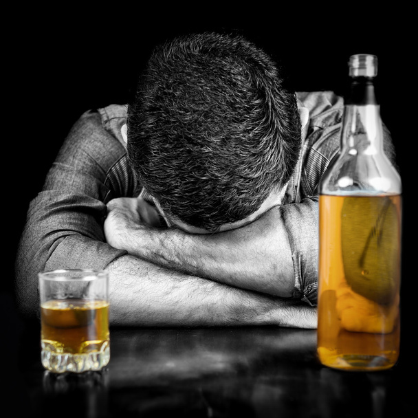 zwart-wit beeld van een dronken man slapen - Foto, afbeelding