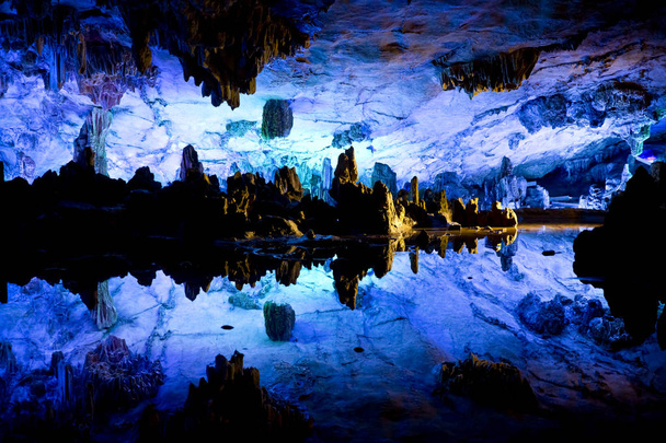 Η διάσημη σπηλιά του φλάουτο από ζαχαροκάλαμο στο Γκουιλίν - Φωτογραφία, εικόνα