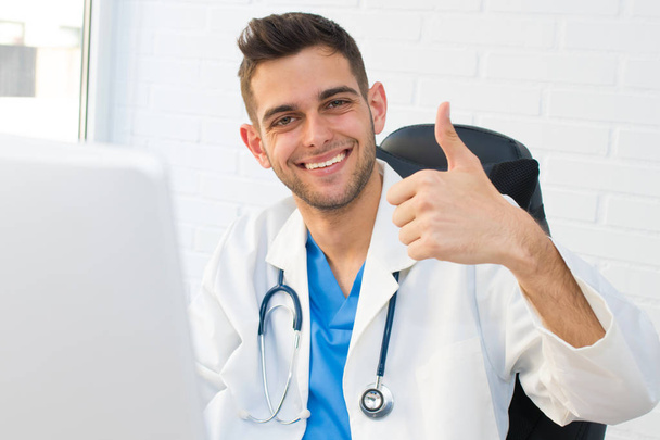 doctor smiling with the okay sign or approval - Foto, Imagen
