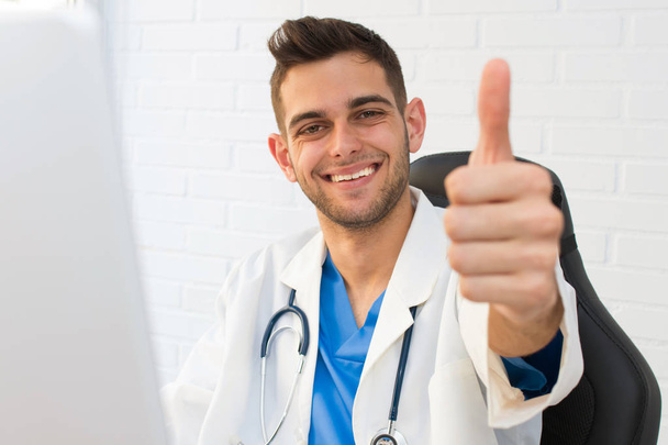 doctor smiling with the okay sign or approval - Foto, imagen