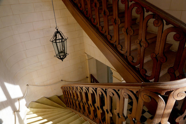 Vue du bas vers le haut sur un bel escalier de luxe avec rampe en bois
 - Photo, image