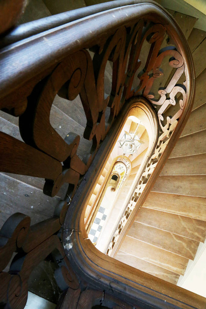 Ahşap korkuluk ile güzel lüks merdiven üzerinde alt yukarı görünüm - Fotoğraf, Görsel