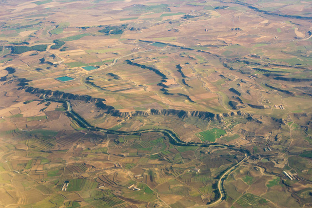 Landschaft vom flachen Aragon-Himmel - Foto, Bild