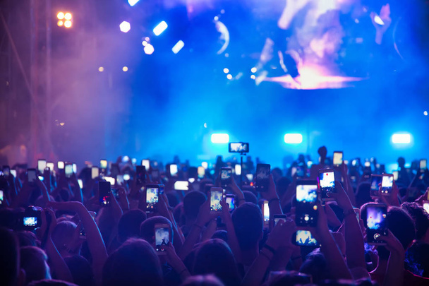 lidé fotografování s dotykovou smartphone během hudební  - Fotografie, Obrázek