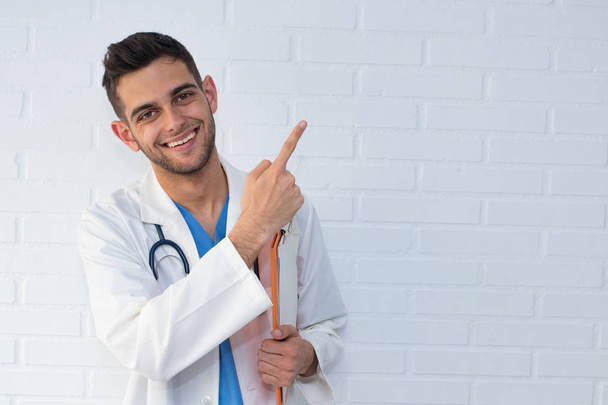 lékař ukazující na pozadí zdi - Fotografie, Obrázek