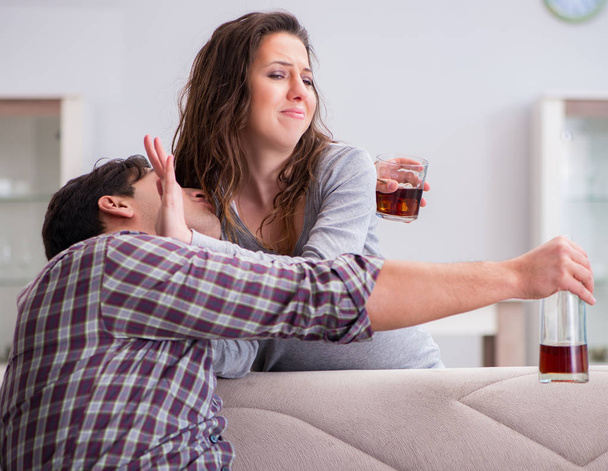 Conceito de violência doméstica em uma discussão familiar com alcoólatra bêbado - Foto, Imagem