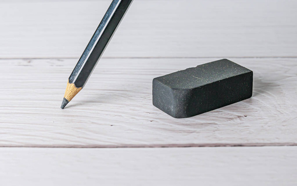 Ластик и концепция ошибок, Ластик и карандаш на белом столе
 - Фото, изображение