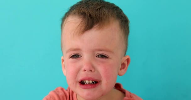 Inconsolablemente llorando niño molesto mirando a la cámara
 - Metraje, vídeo