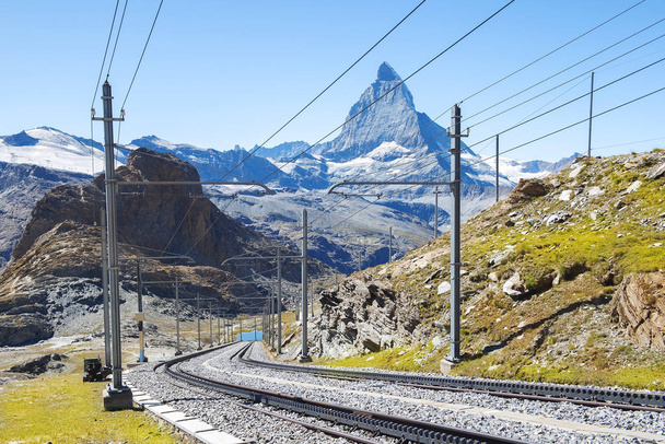 csodálatos táj a svájci Alpokban, az előtérben a vasút, a háttérben a hegy Matterhorn - Fotó, kép