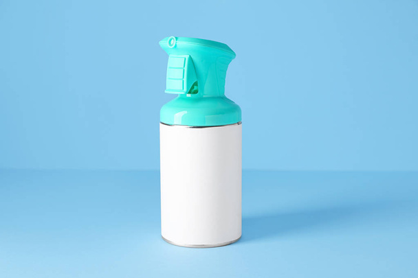 Bottle of air freshener on color background - Foto, afbeelding