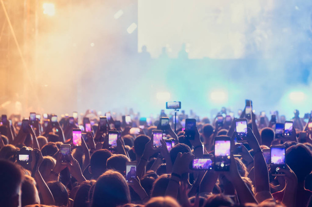 Menschen fotografieren mit Touch-Smartphone während einer Musik  - Foto, Bild