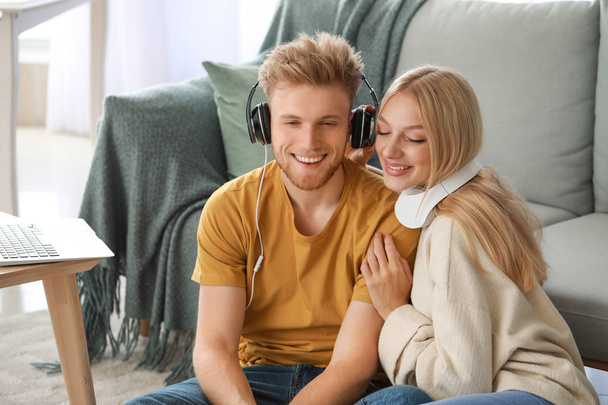 Молода пара слухає музику вдома
 - Фото, зображення