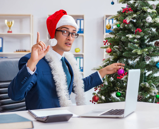 Uomo d'affari che celebra le vacanze di Natale in ufficio - Foto, immagini