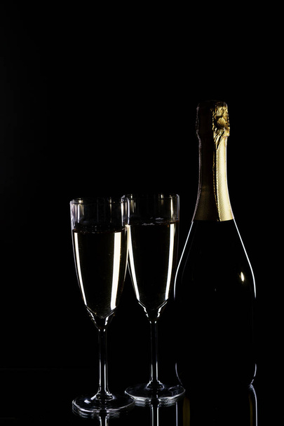 Champagne bottle and champagne glasses - Foto, imagen
