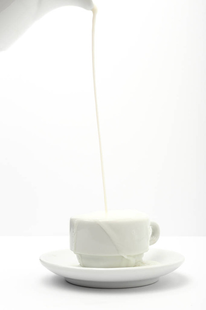 Свежее молоко в цветных чашках
 - Фото, изображение