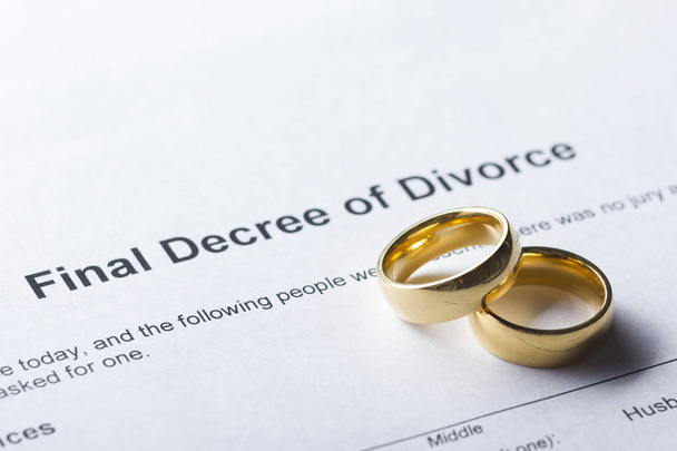 Divorce decree form with marriage ring and pen - Φωτογραφία, εικόνα