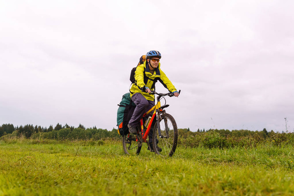 велосипедист путешествует по природному ландшафту
 - Фото, изображение