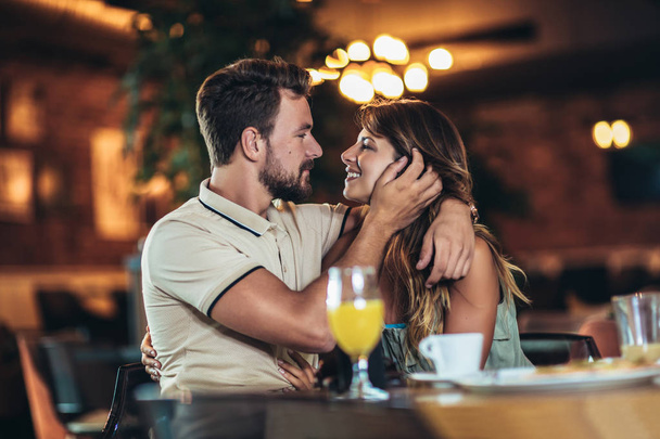 couple amoureux romantique boire du café, avoir un rendez-vous dans le caf
 - Photo, image