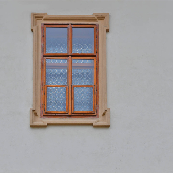 Eski bir binanın penceresi. Eski Prag, 2019.  - Fotoğraf, Görsel