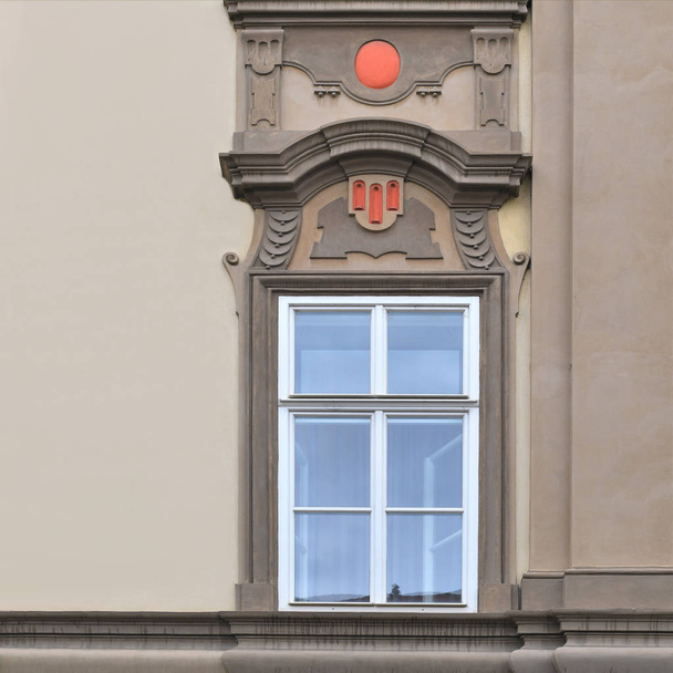 Παράθυρο ενός αρχαίου κτιρίου. Παλιά Πράγα, 2019.  - Φωτογραφία, εικόνα