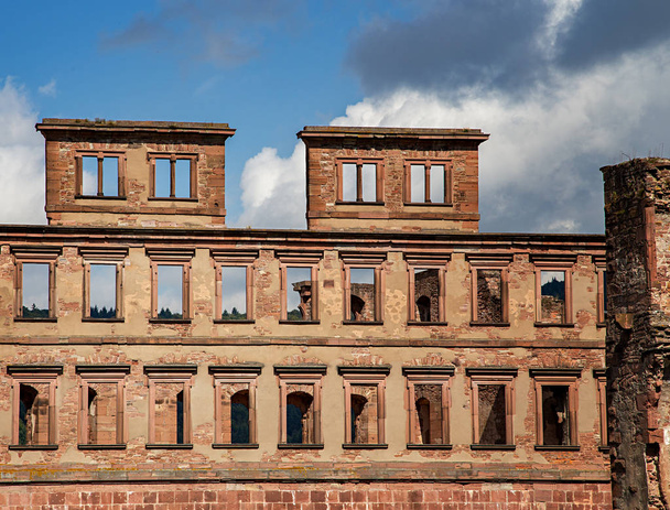 maradványai a történelmi Heidelberg kastély a neckar folyó - Fotó, kép