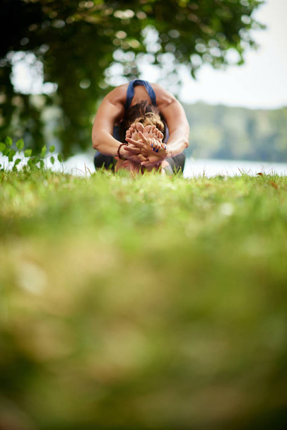 Fit υγιή Caucausain γυναίκα κάθεται στο χαλάκι στη φύση σε καθισμένος μπροστά Ben - Φωτογραφία, εικόνα
